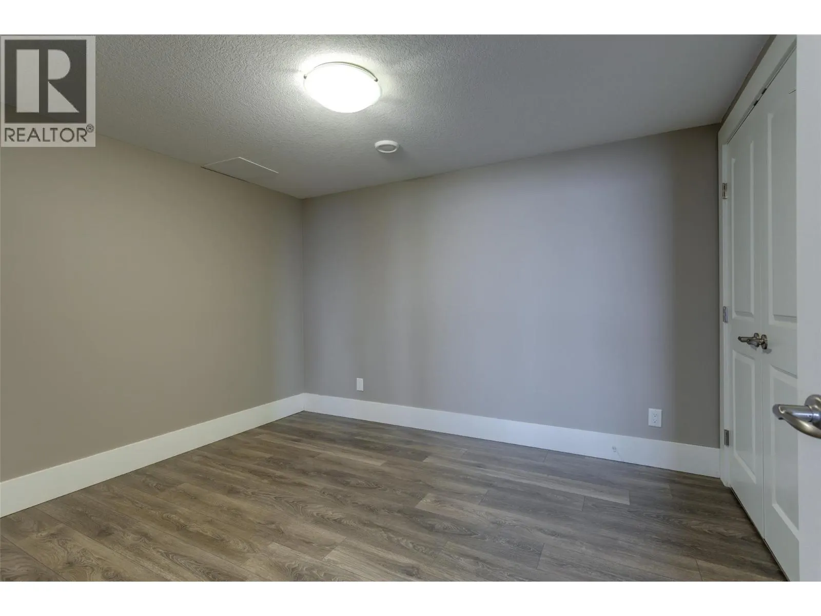 1002 Hewetson Avenue