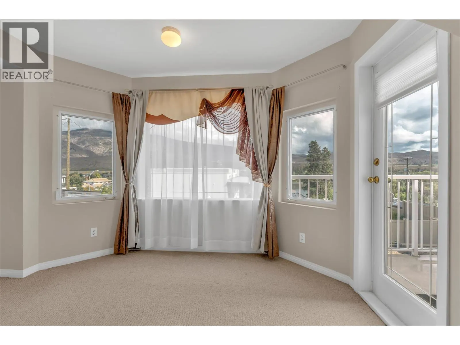 6764 Lakeside Drive