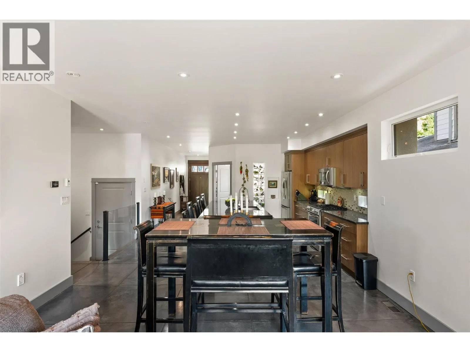 729 CREEKSIDE Road