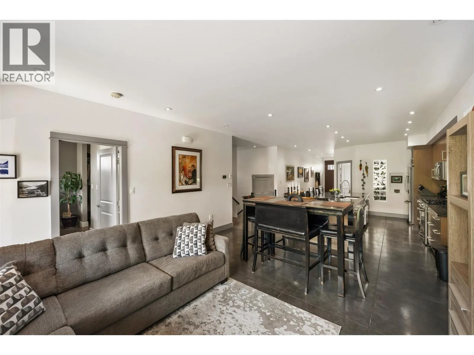 729 CREEKSIDE Road