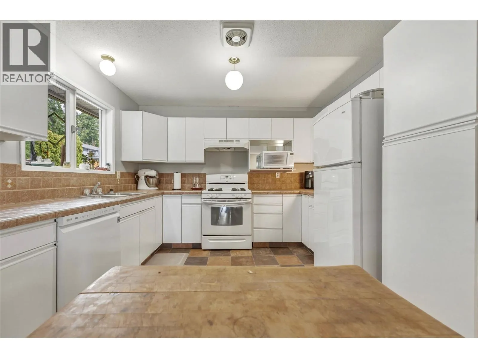 3304 Sidney Crescent