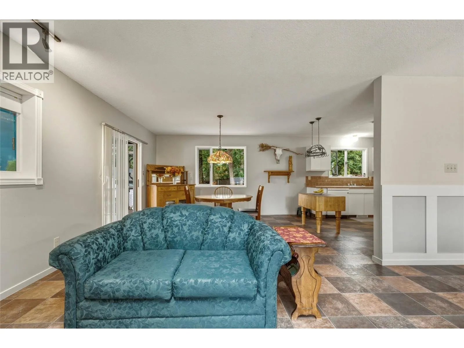 3304 Sidney Crescent
