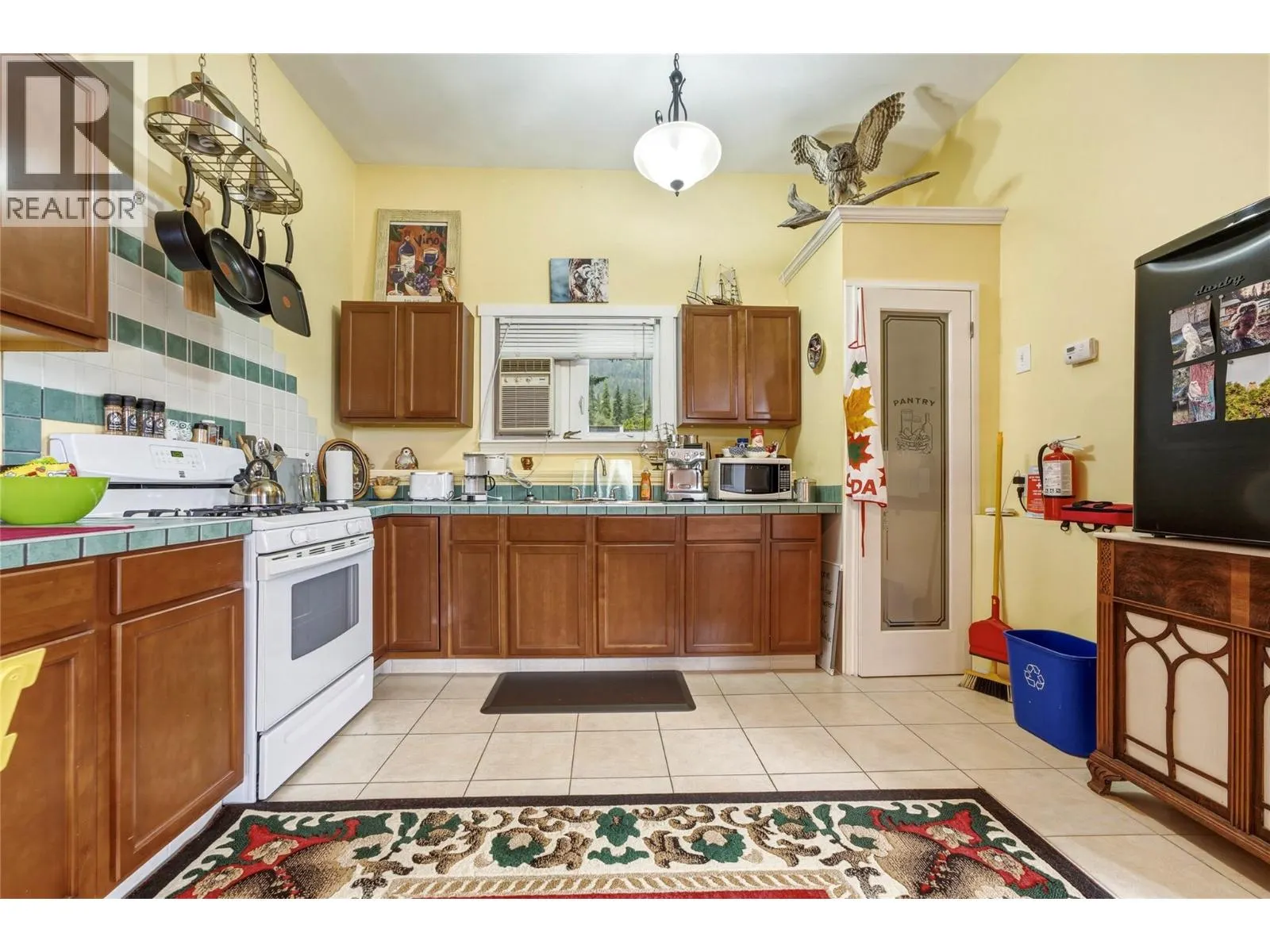 3304 Sidney Crescent