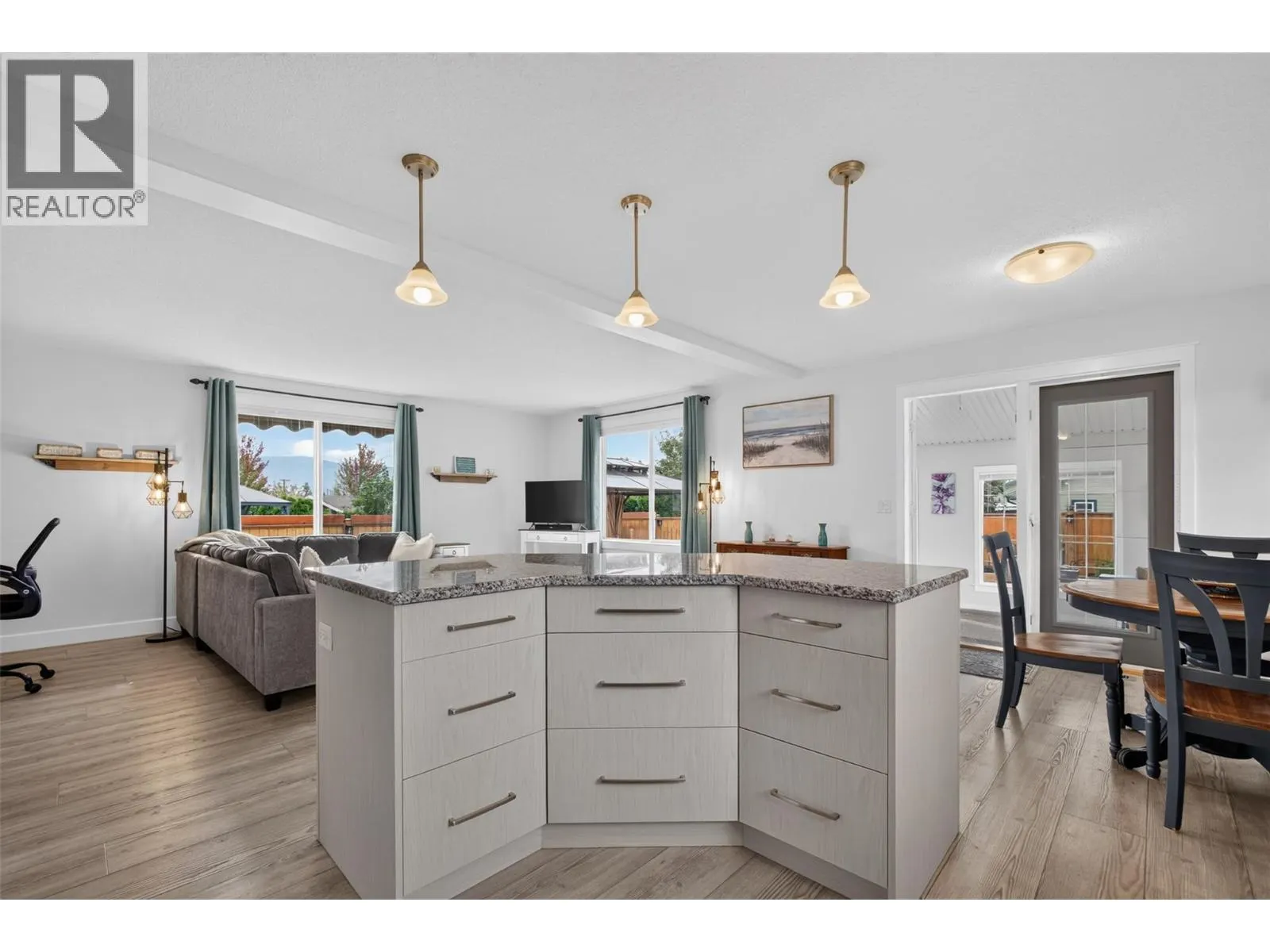 3493 Oak Crescent