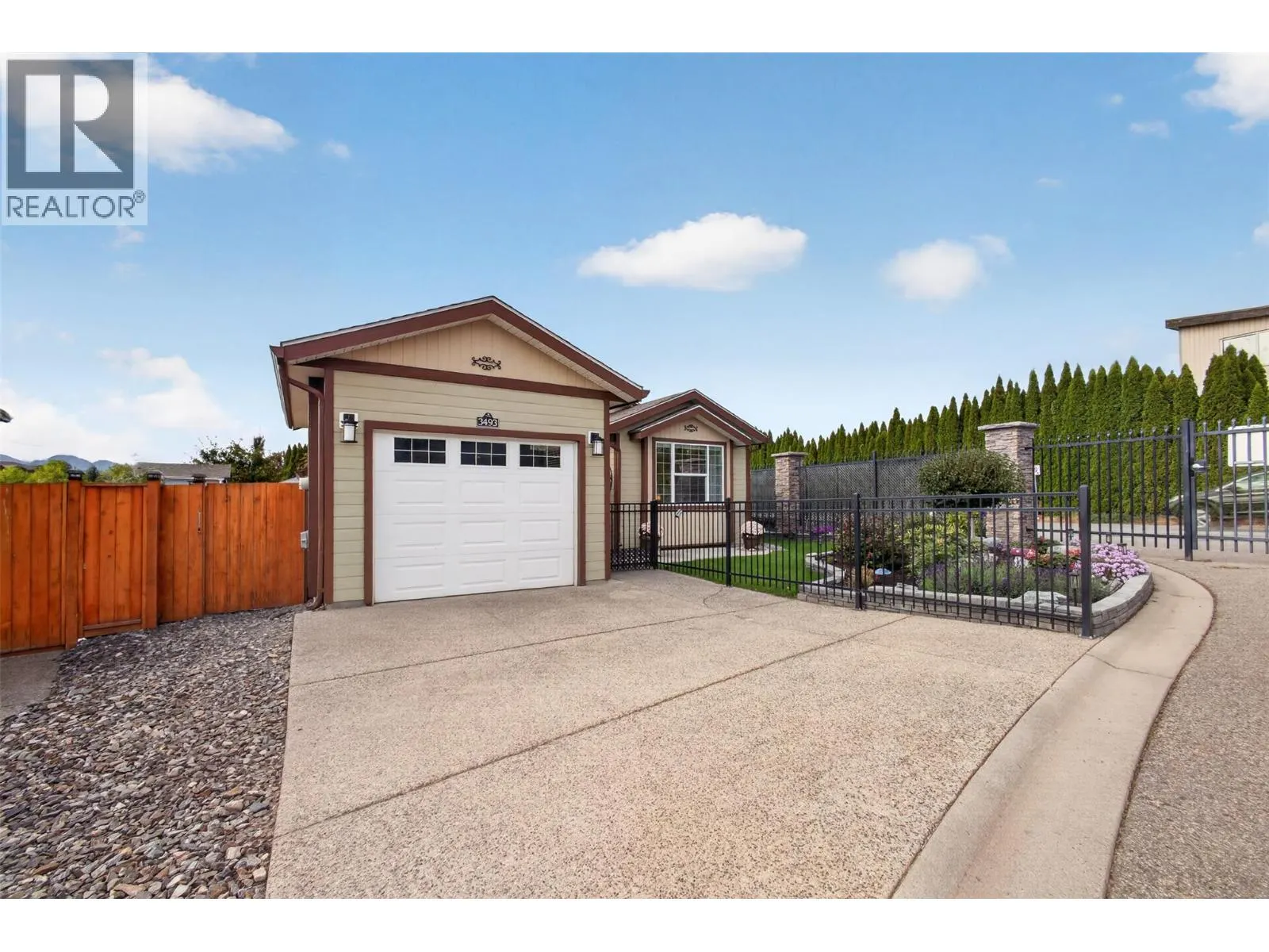3493 Oak Crescent