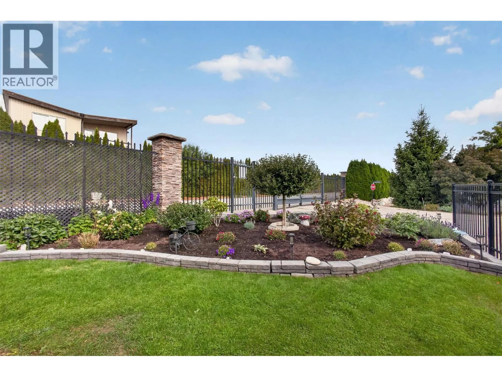 3493 Oak Crescent