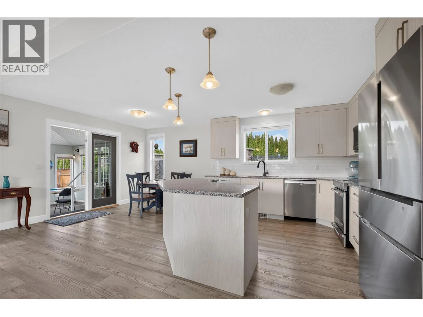3493 Oak Crescent