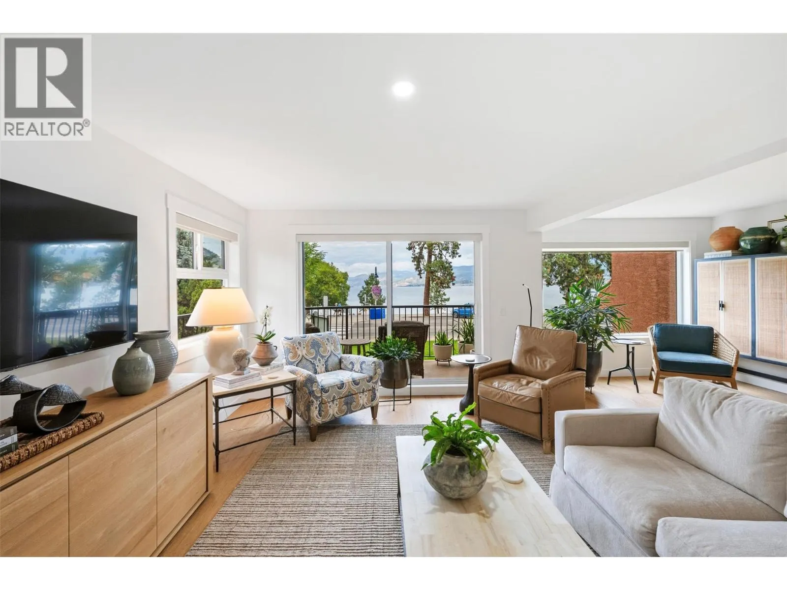 578 Lakeshore Drive Unit# 202