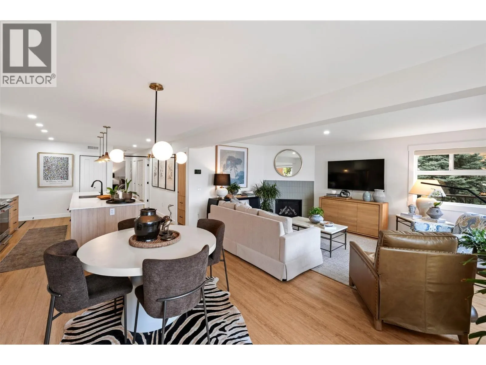578 Lakeshore Drive Unit# 202