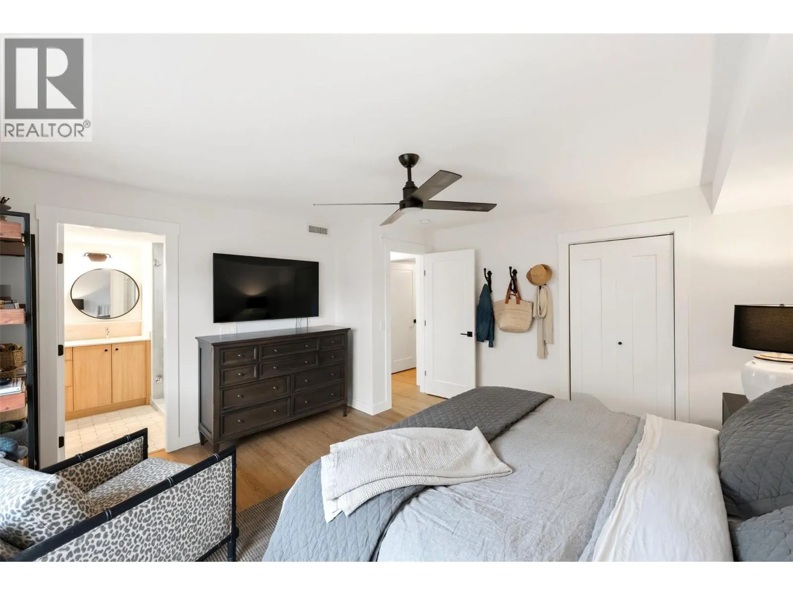 578 Lakeshore Drive Unit# 202