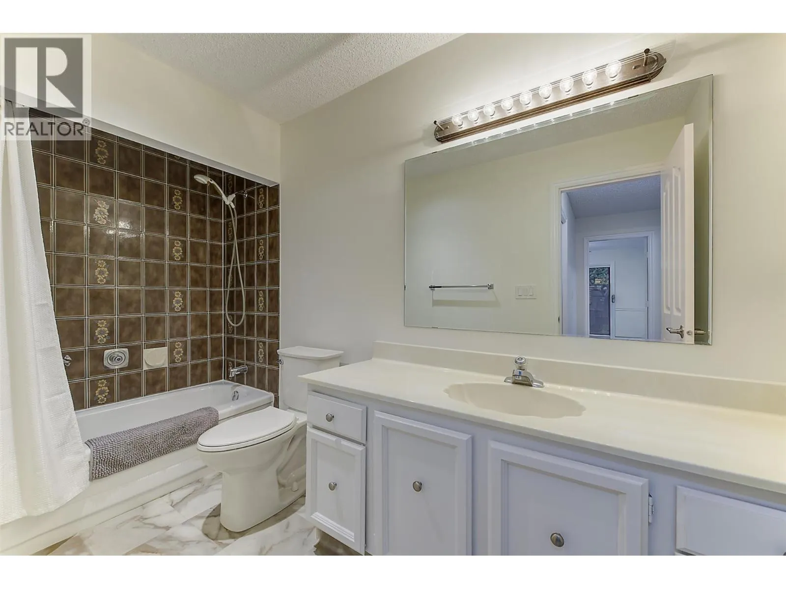 983 Bernard Avenue Unit# 206