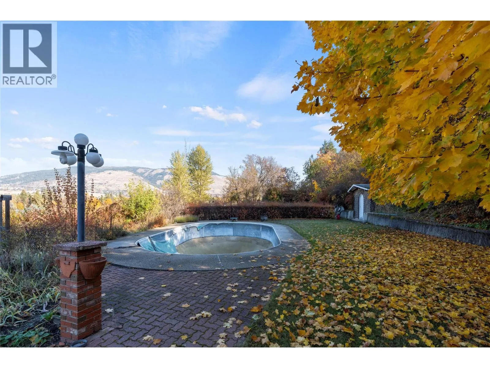 6709 Cosens Bay Road
