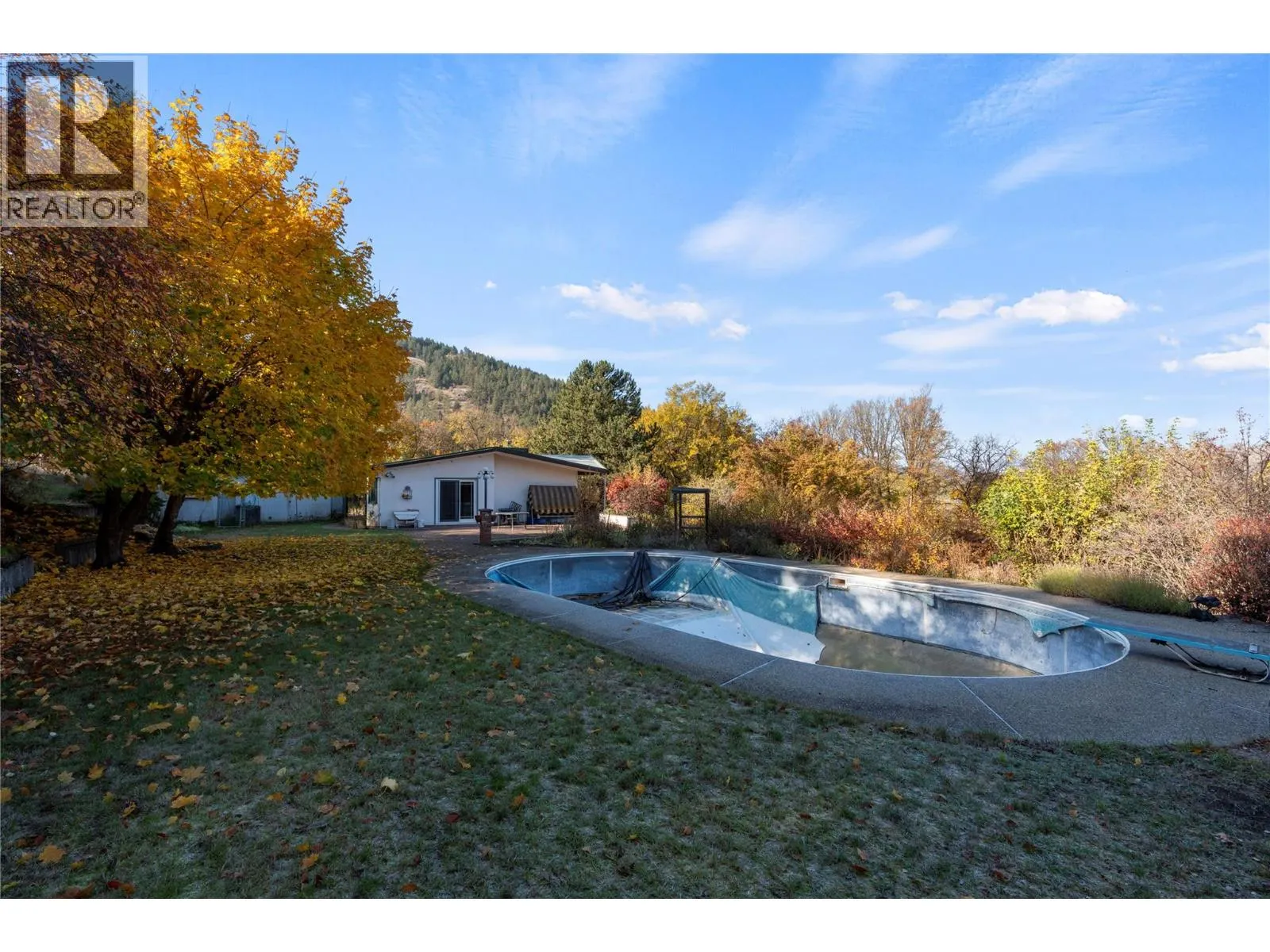 6709 Cosens Bay Road