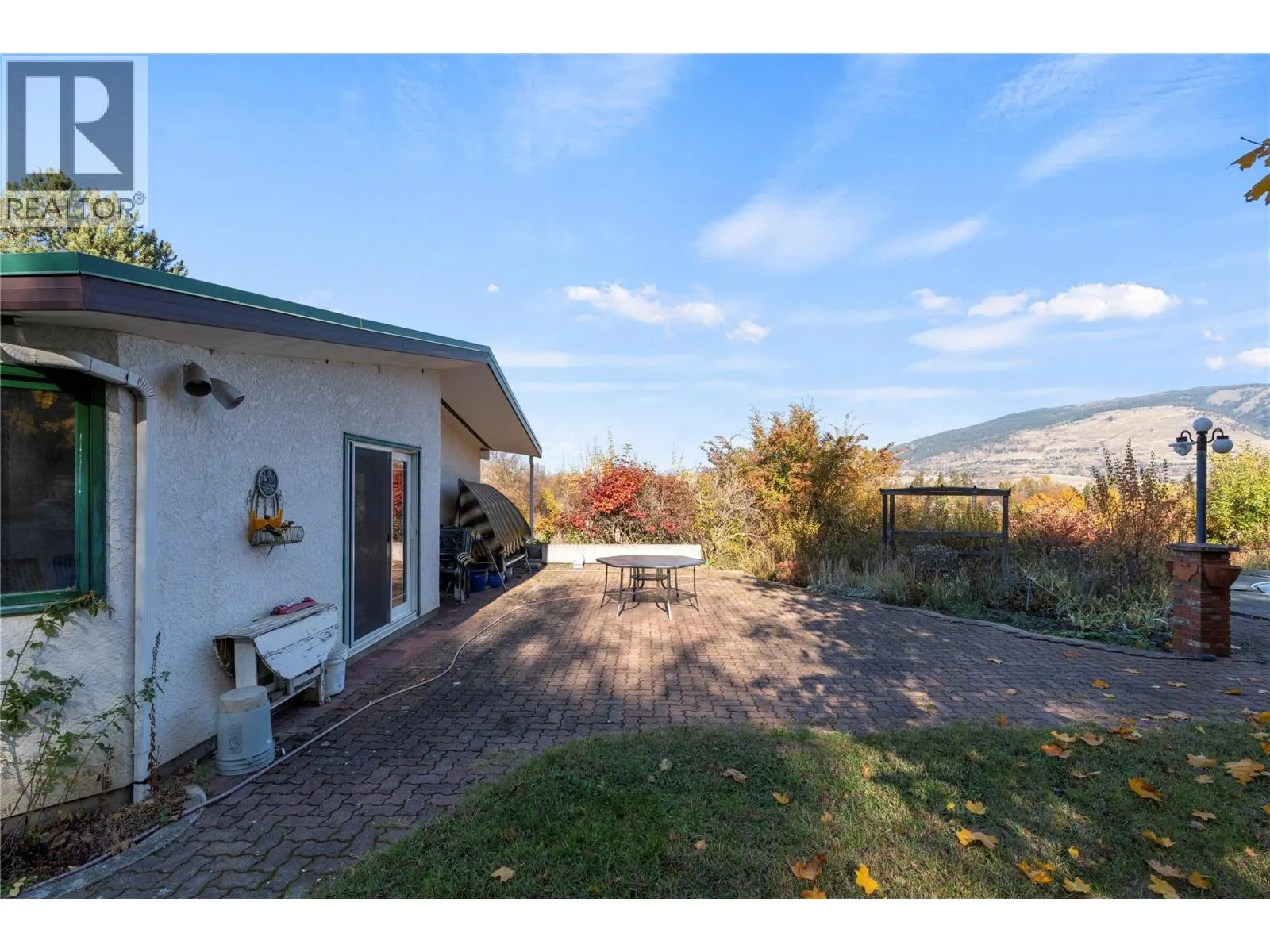 6709 Cosens Bay Road