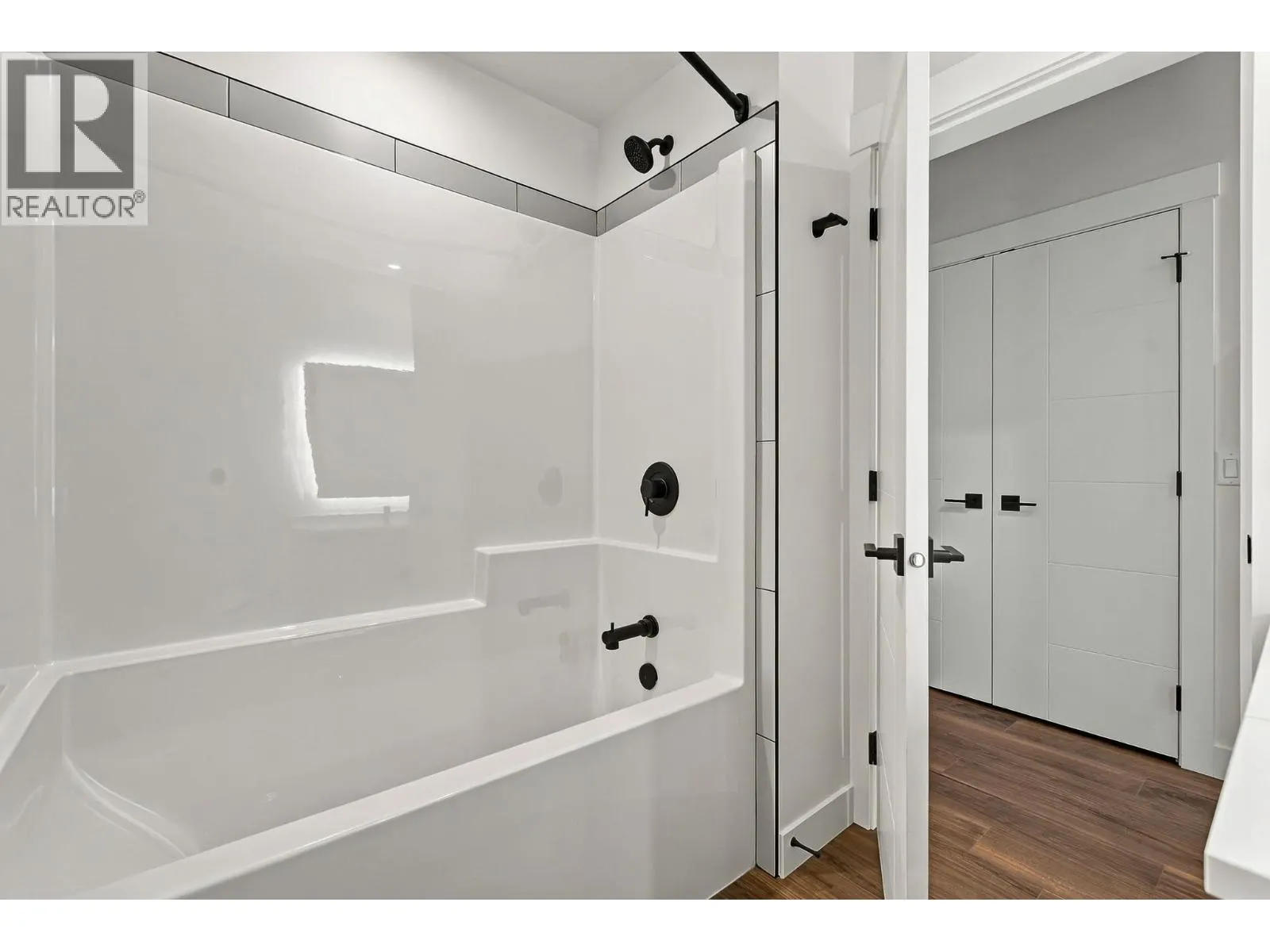 1280 Sutherland Avenue Unit# 515