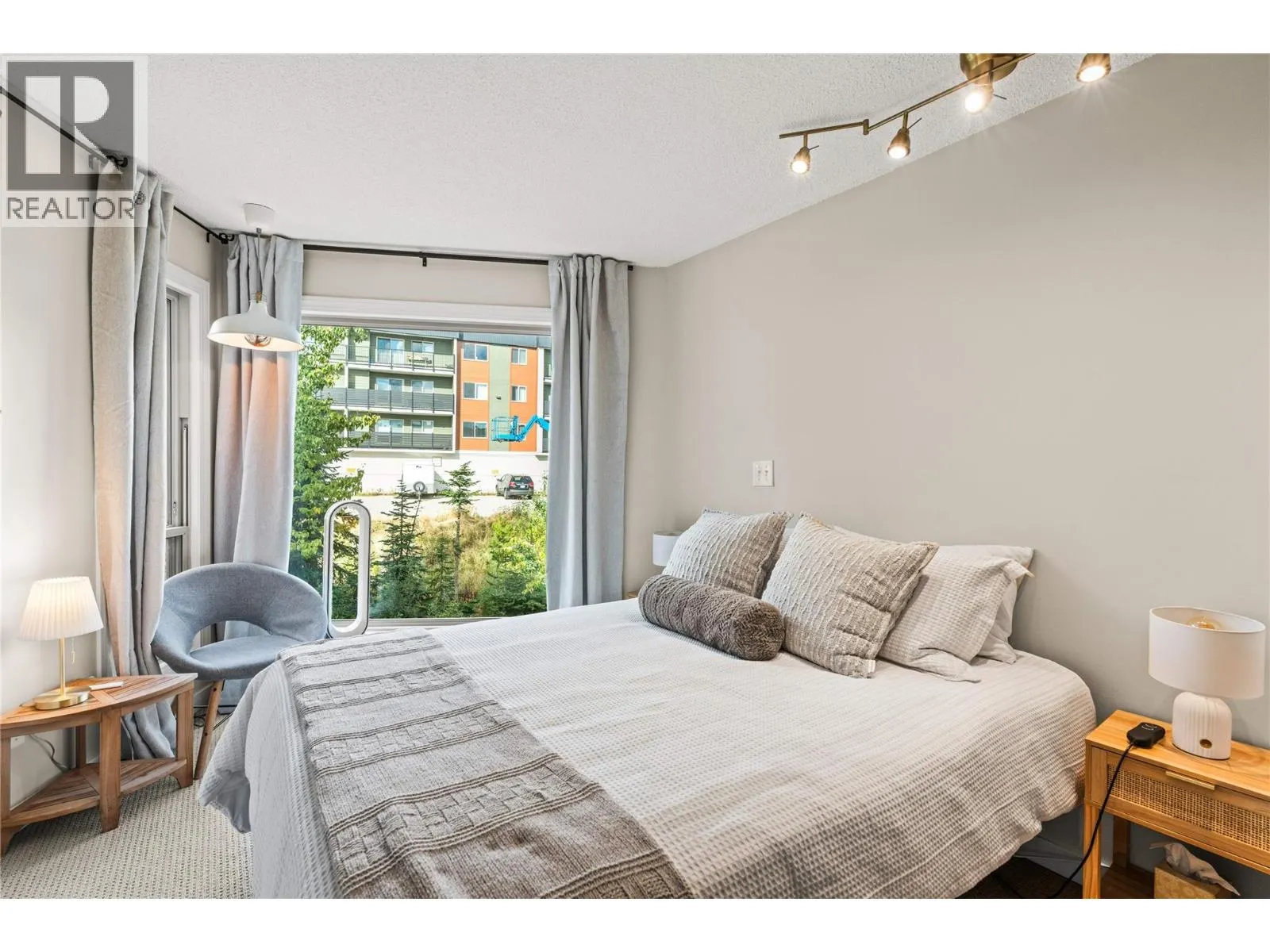 5375 Big White Road Unit# 204