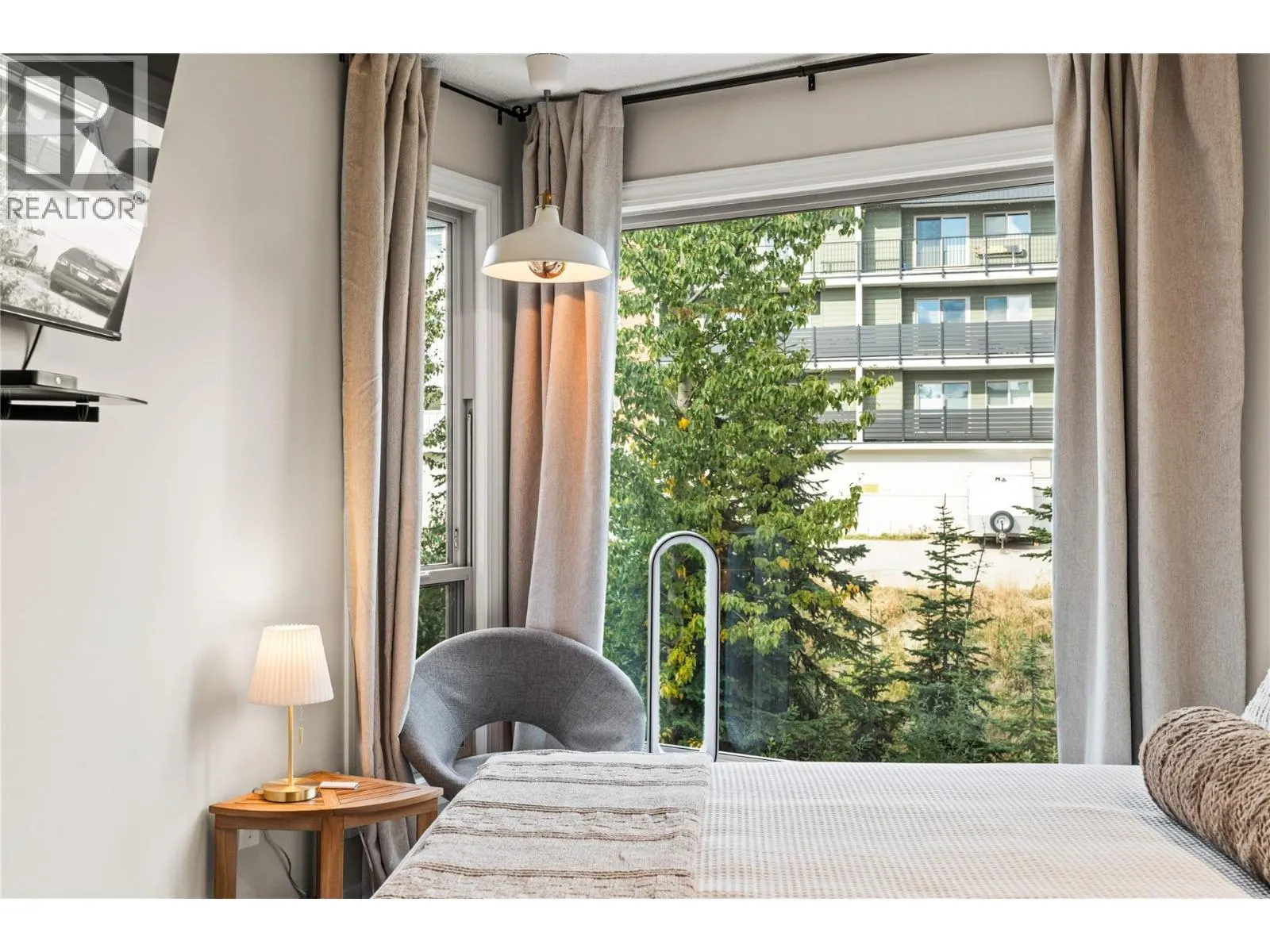 5375 Big White Road Unit# 204