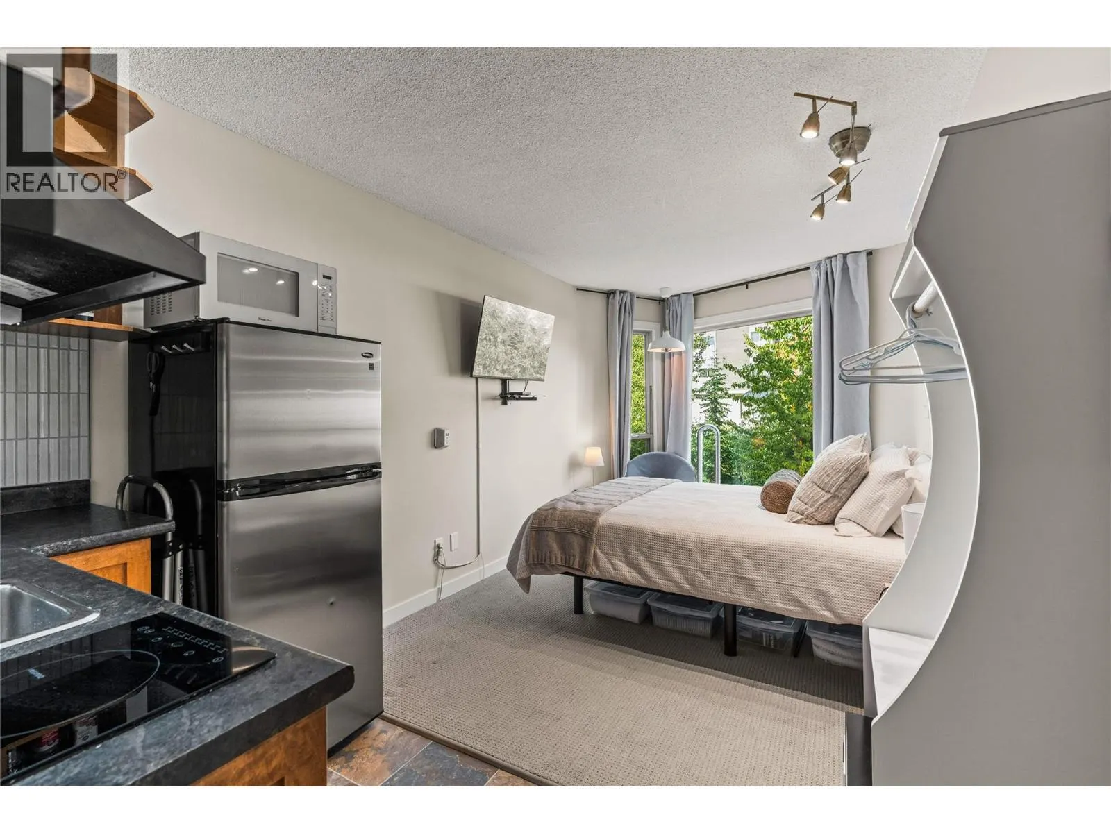 5375 Big White Road Unit# 204
