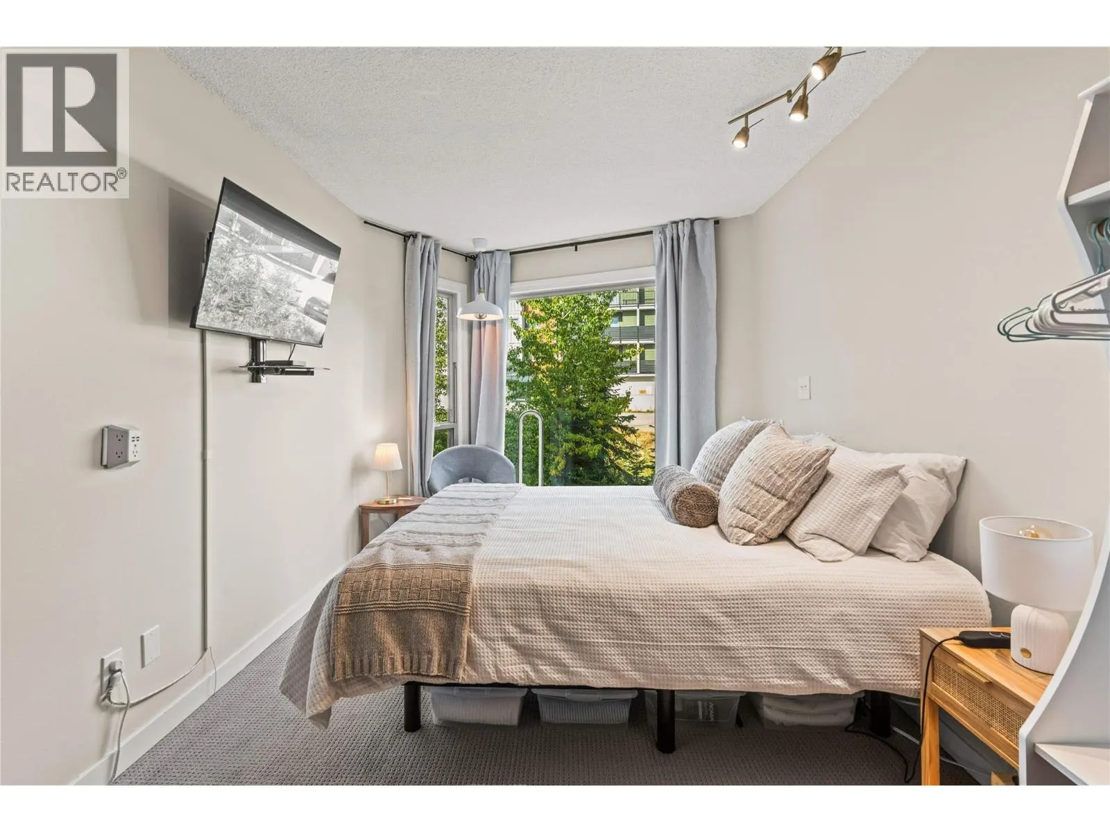 5375 Big White Road Unit# 204