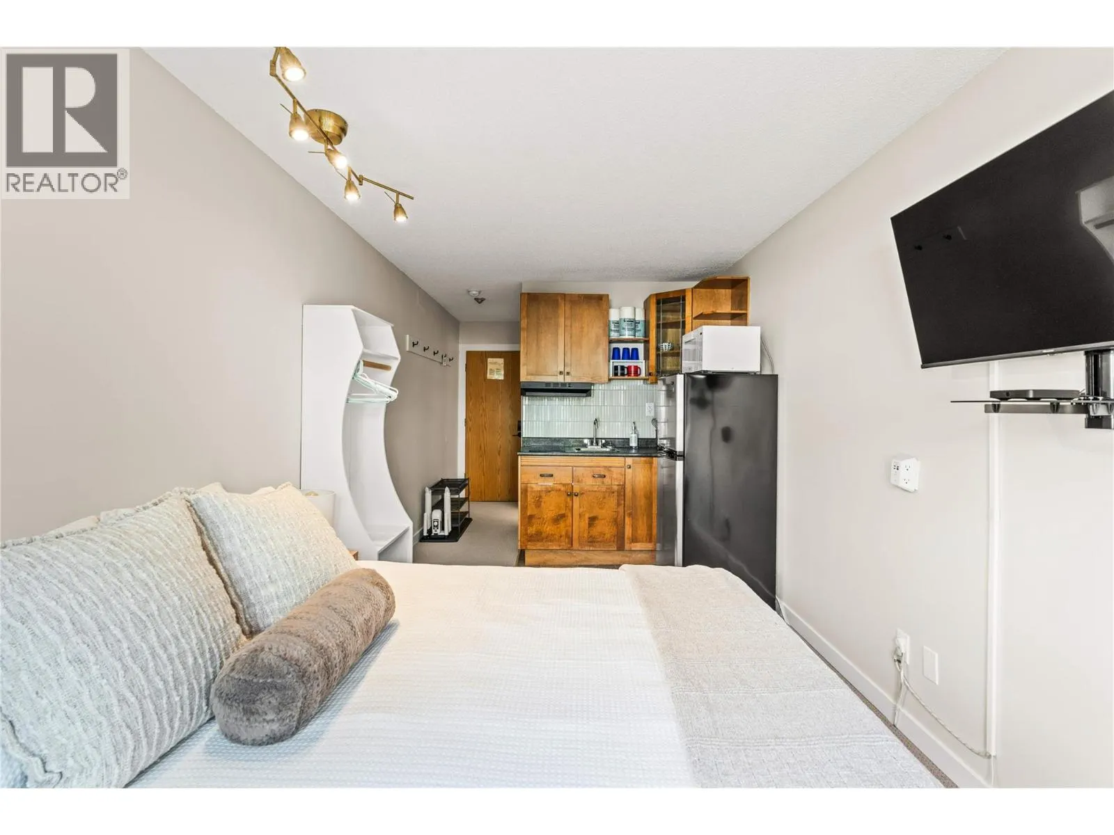 5375 Big White Road Unit# 204
