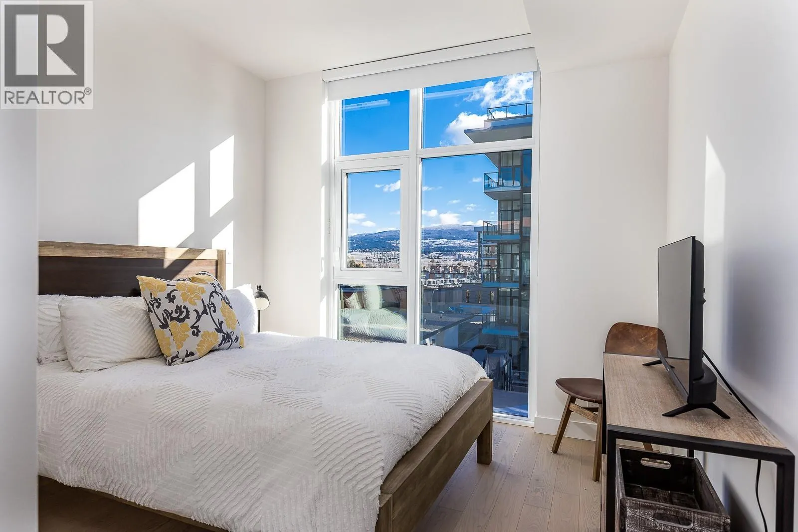 3389 Lakeshore Road Unit# 413