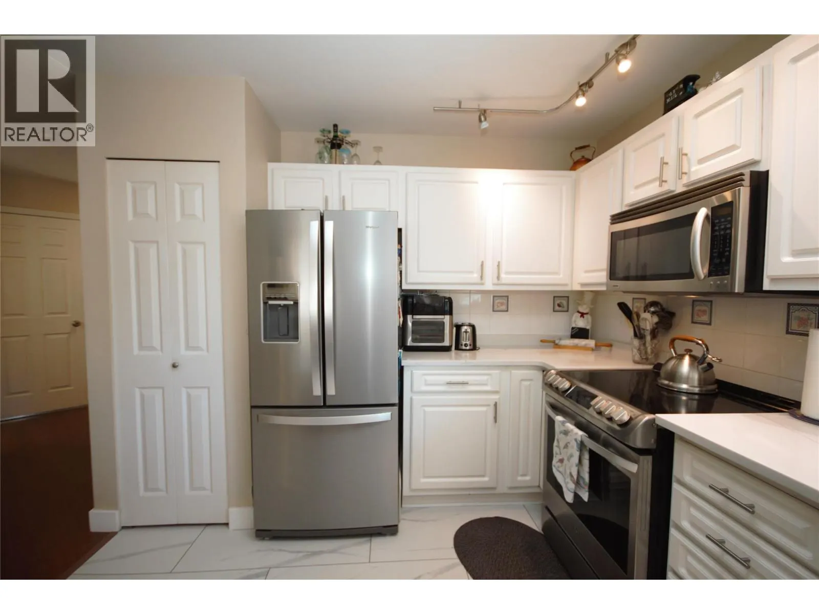6446 MEADOWS Drive Unit# 14