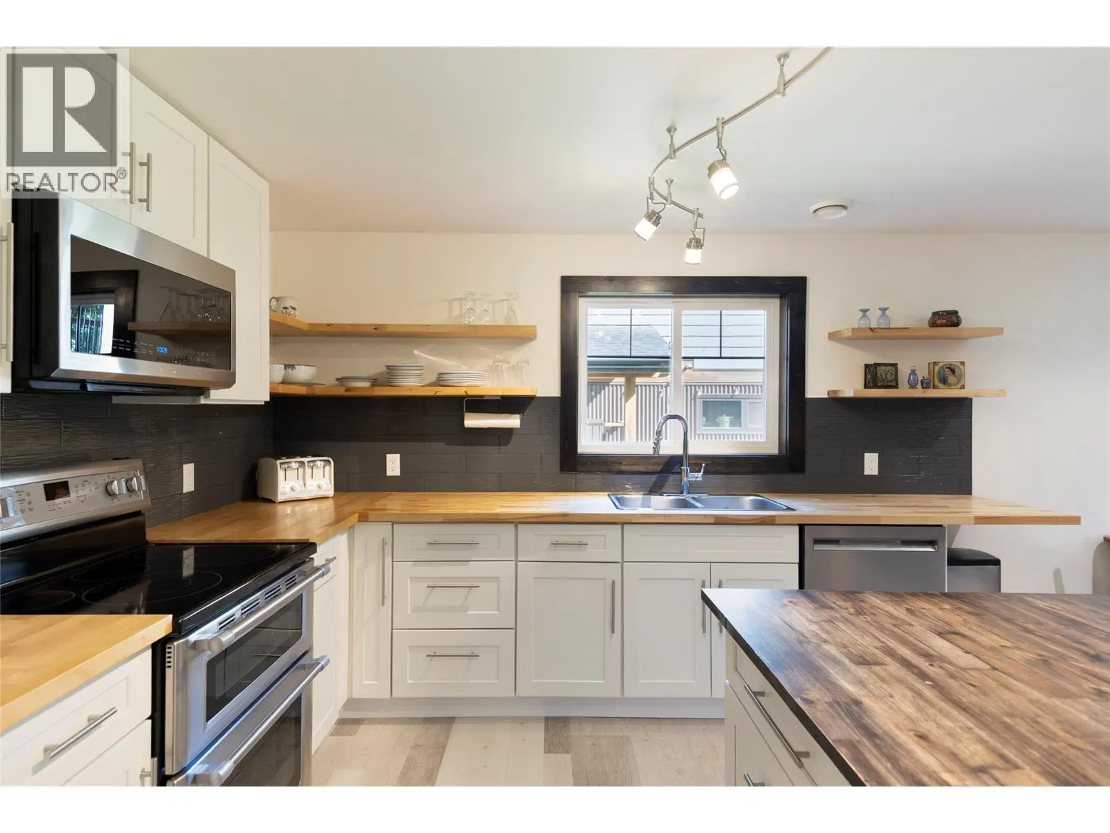 1915 Aspen Crescent