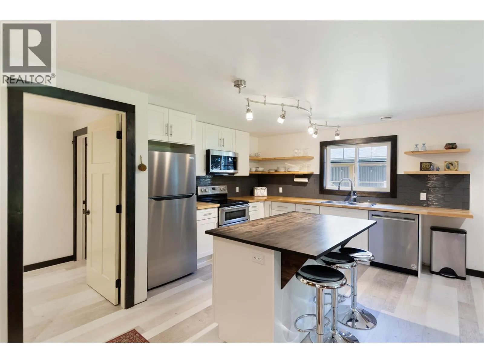 1915 Aspen Crescent