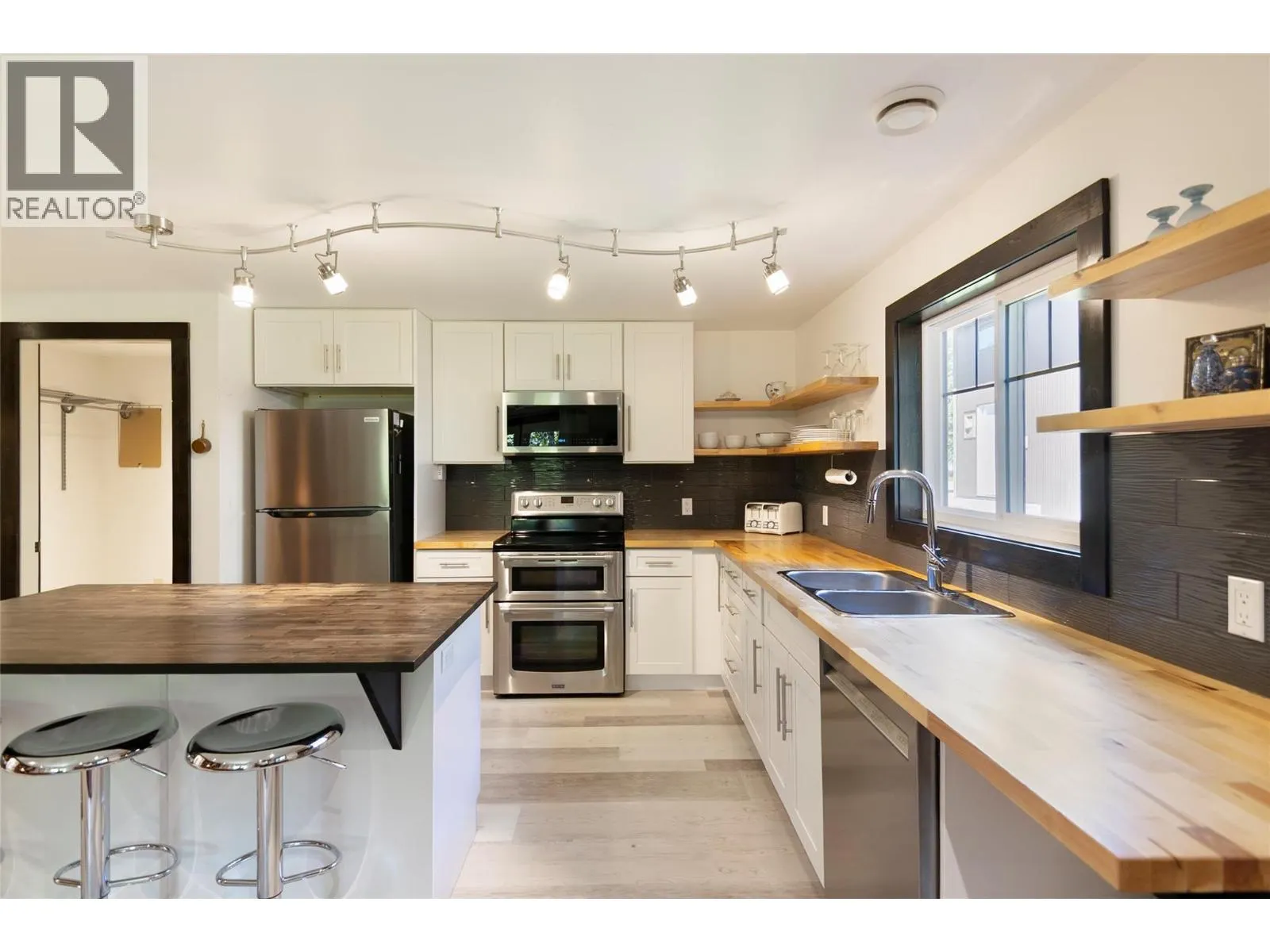 1915 Aspen Crescent