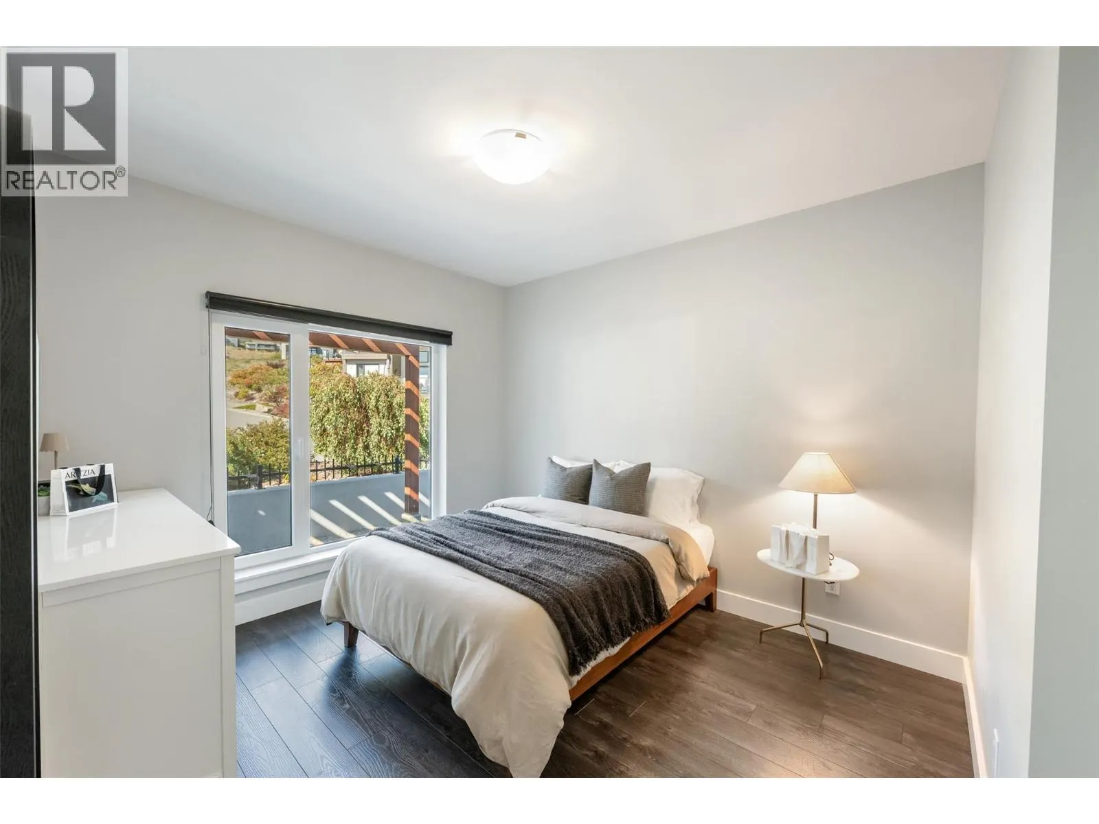104 View Way