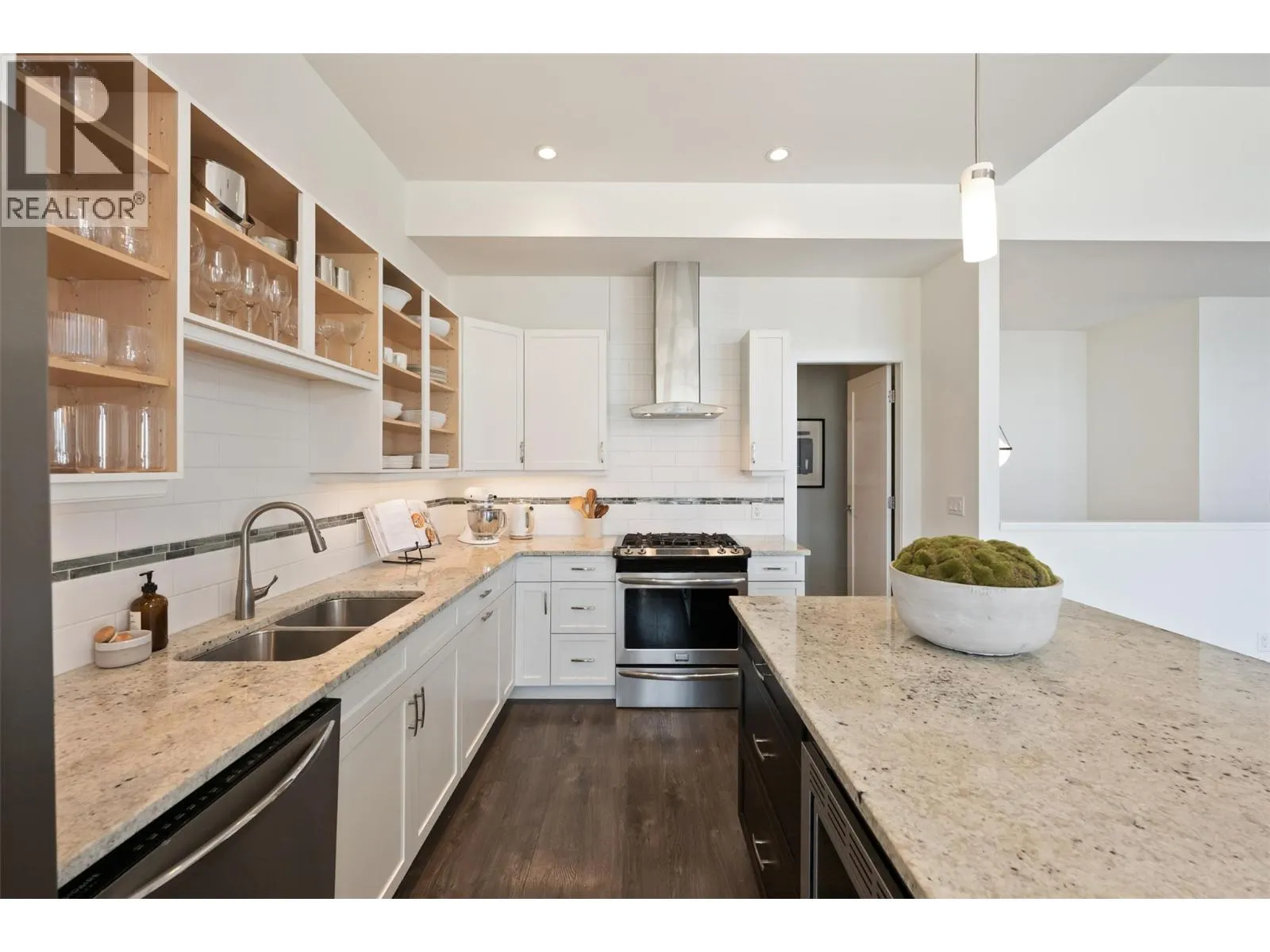 104 View Way