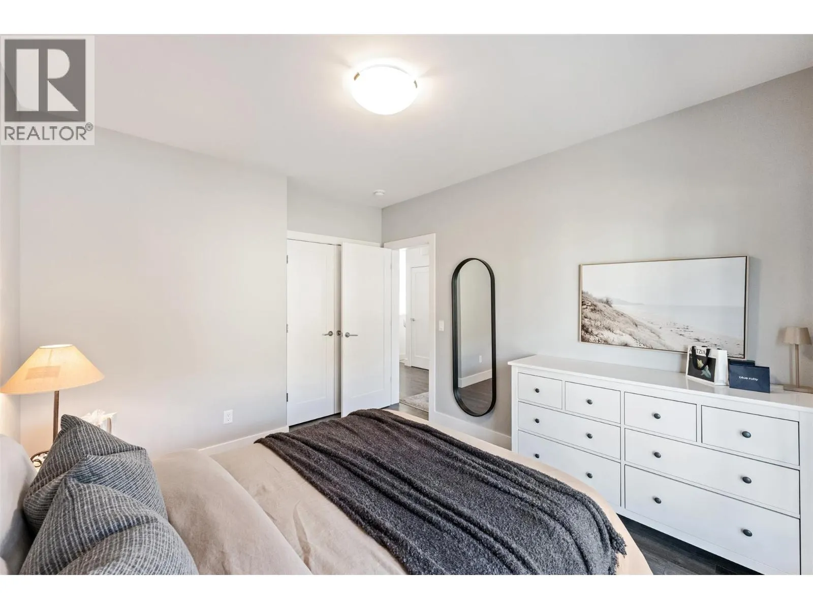 104 View Way