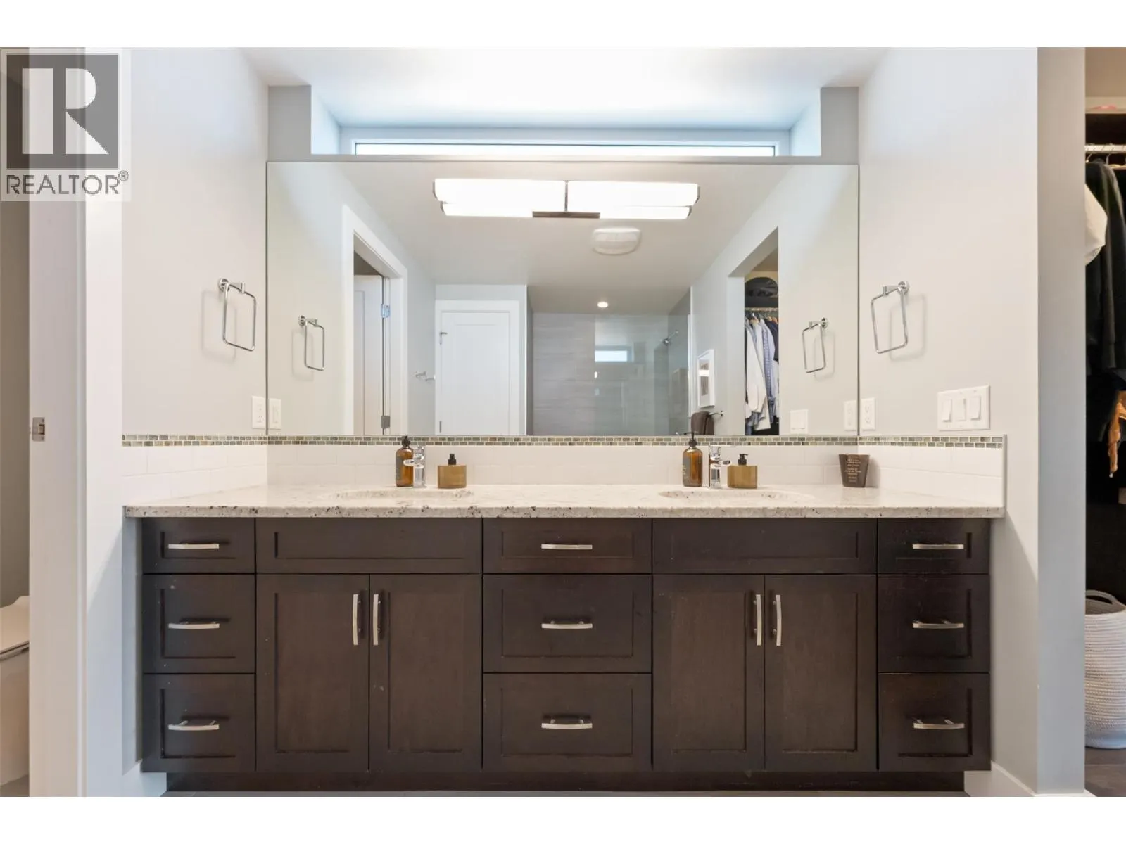 104 View Way
