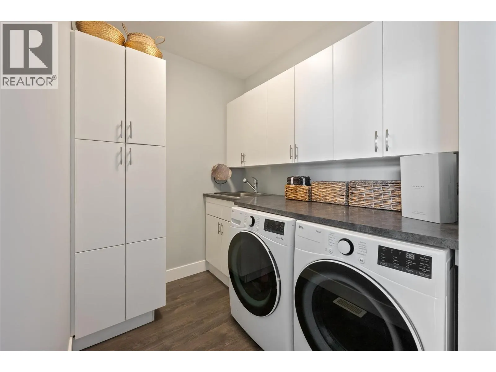 104 View Way