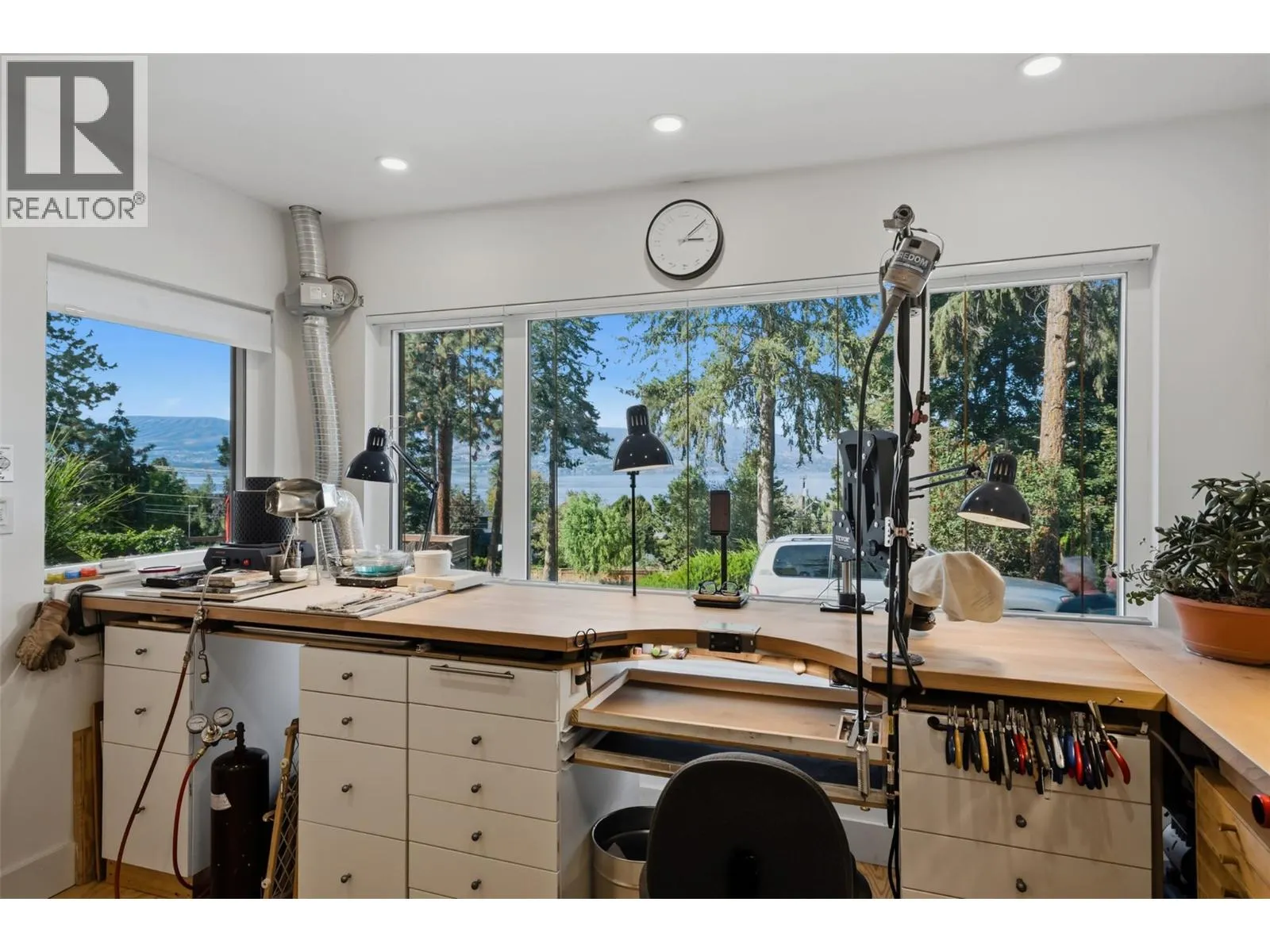 5147 Lakeshore Road