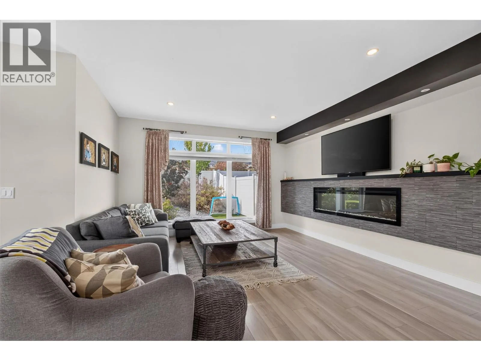 2400 Hawks Boulevard