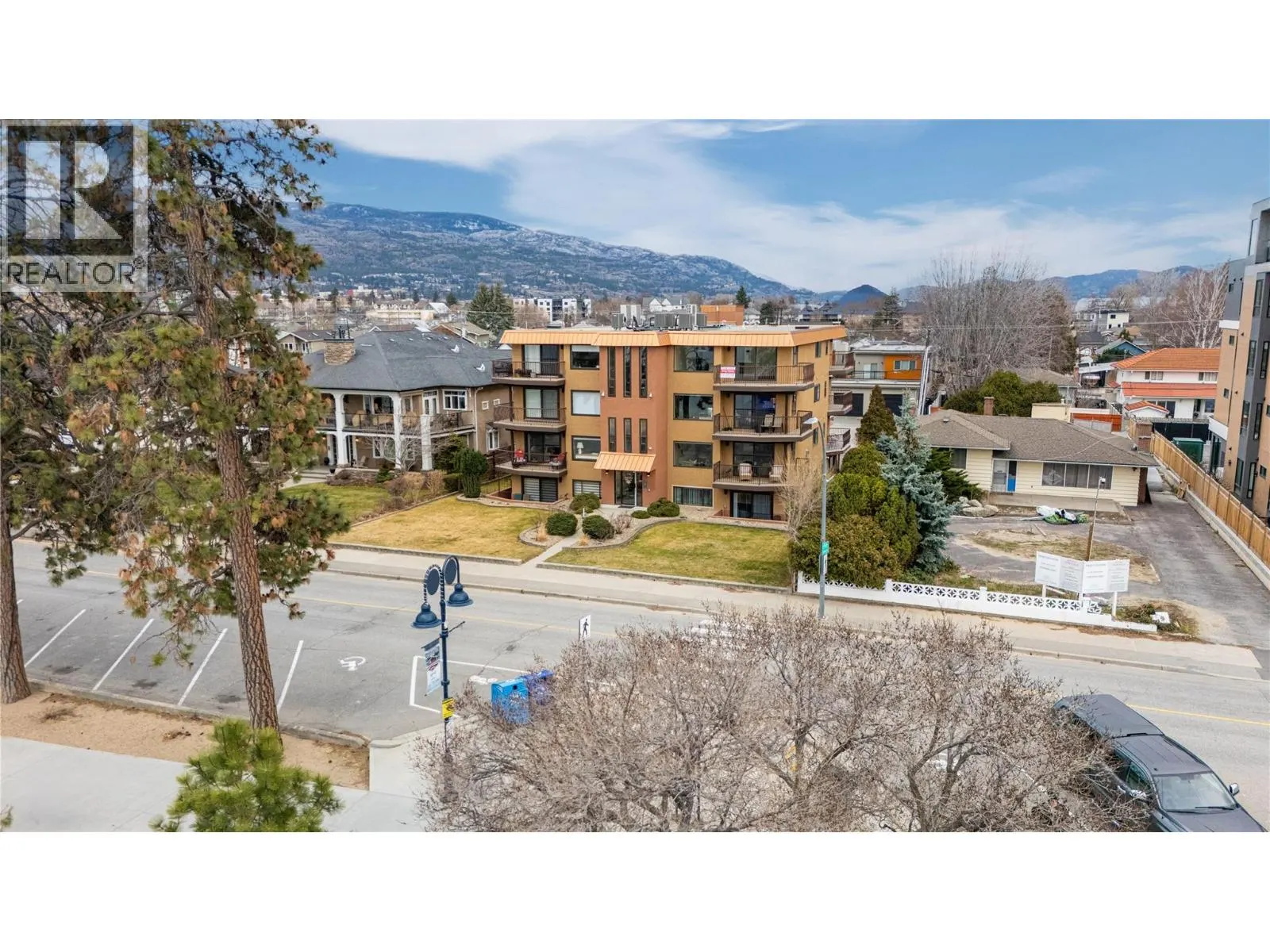 578 Lakeshore Drive Unit# 203