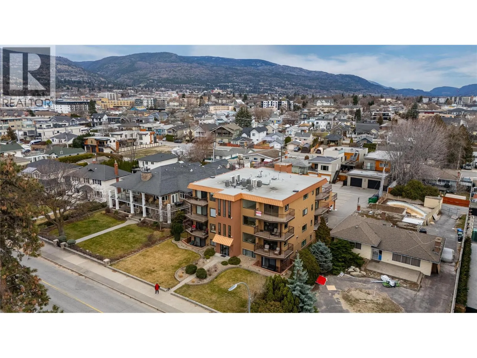 578 Lakeshore Drive Unit# 203