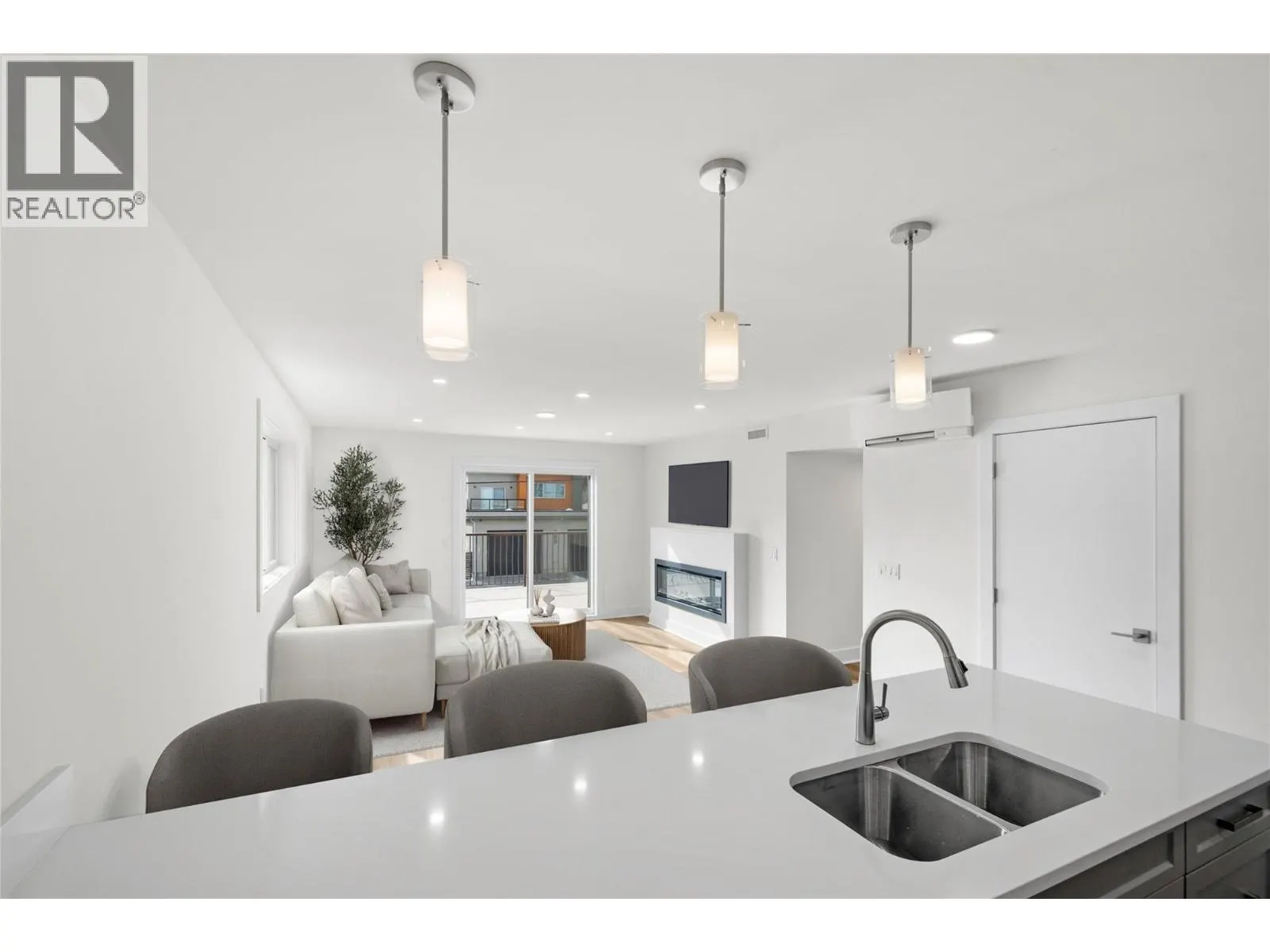 578 Lakeshore Drive Unit# 203