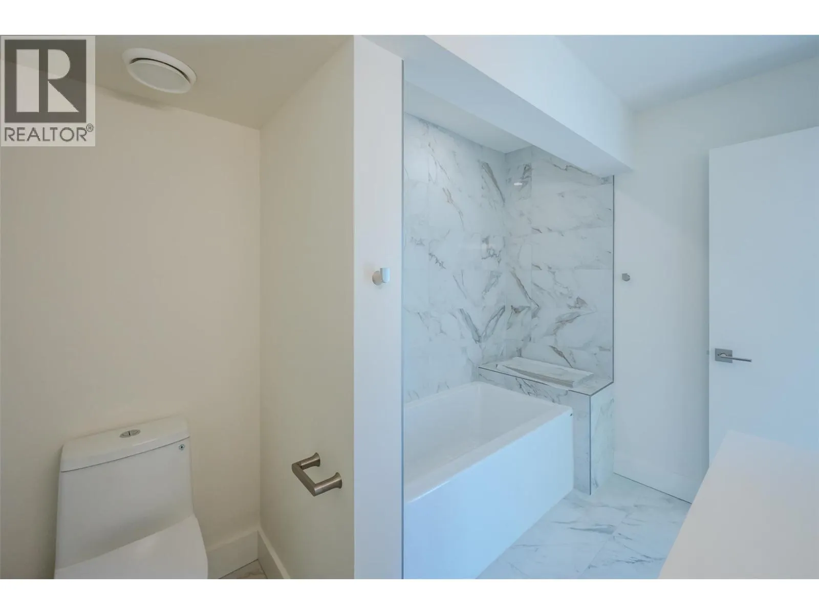 578 Lakeshore Drive Unit# 203