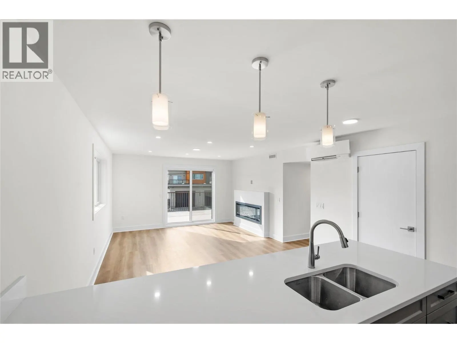578 Lakeshore Drive Unit# 203