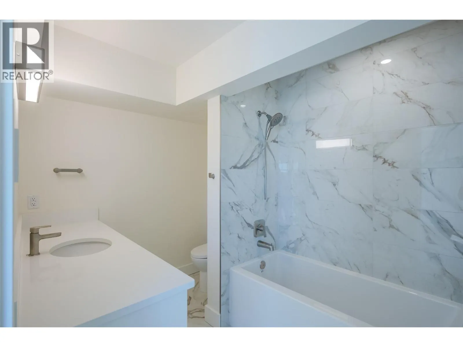 578 Lakeshore Drive Unit# 203
