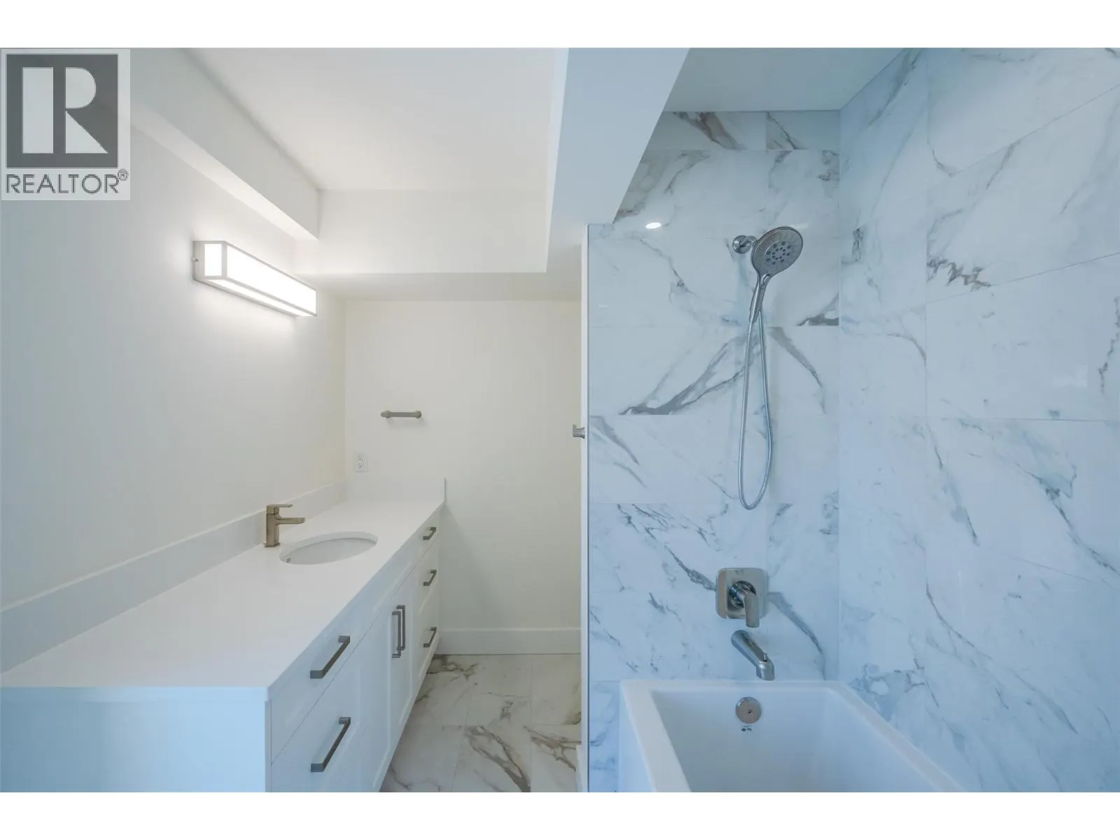 578 Lakeshore Drive Unit# 203