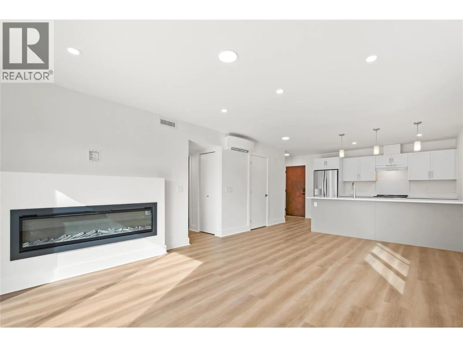 578 Lakeshore Drive Unit# 203