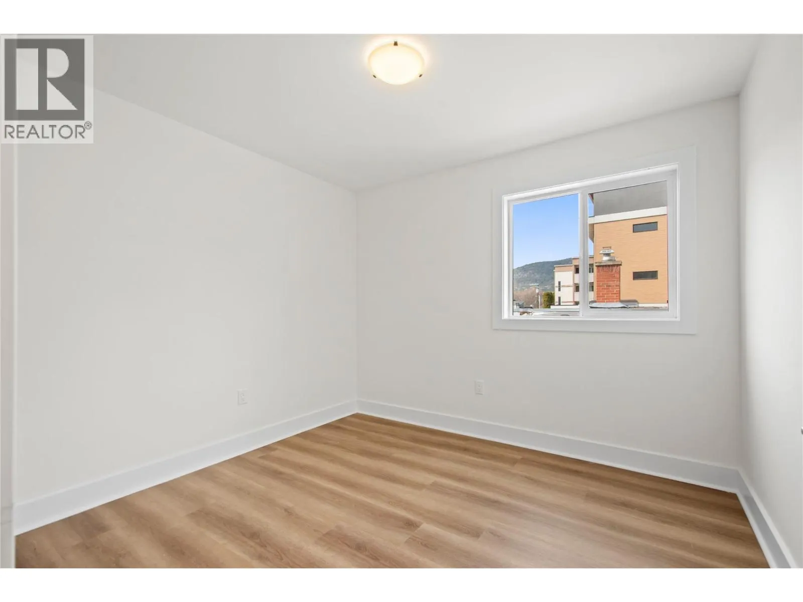 578 Lakeshore Drive Unit# 203