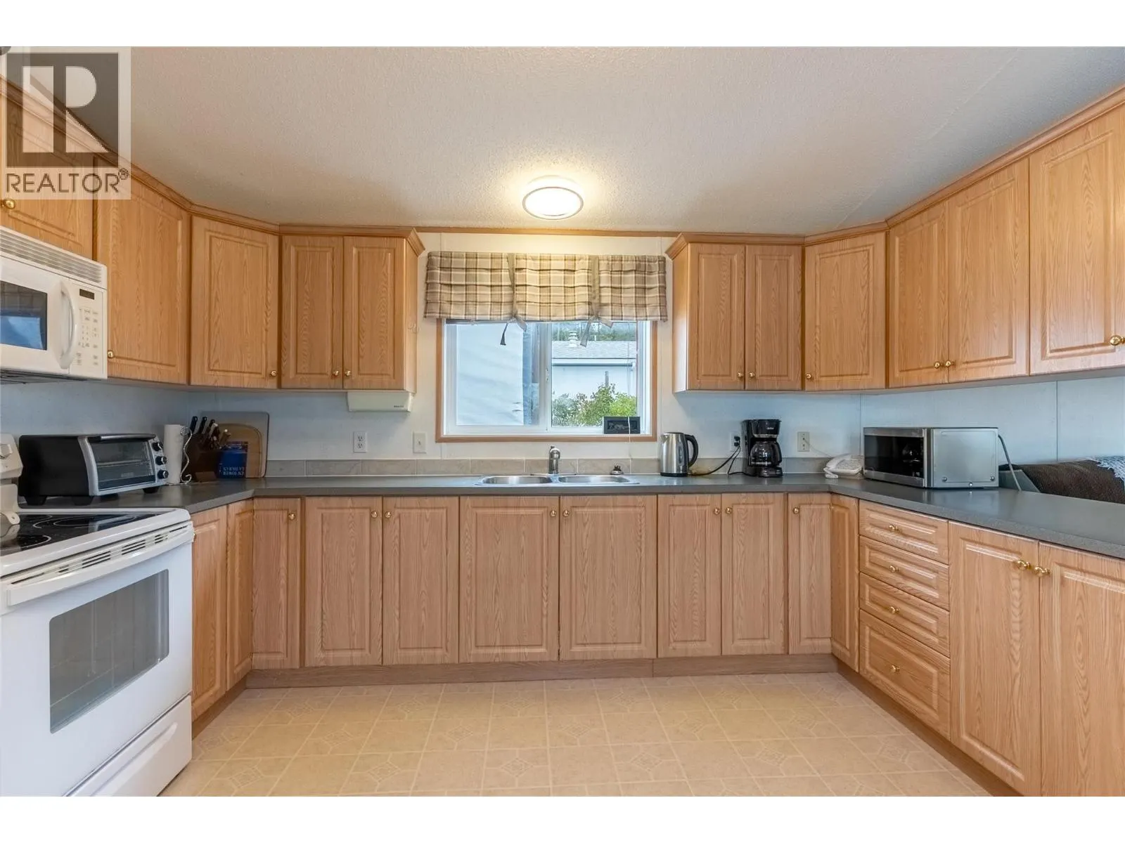 11 Topaz Crescent