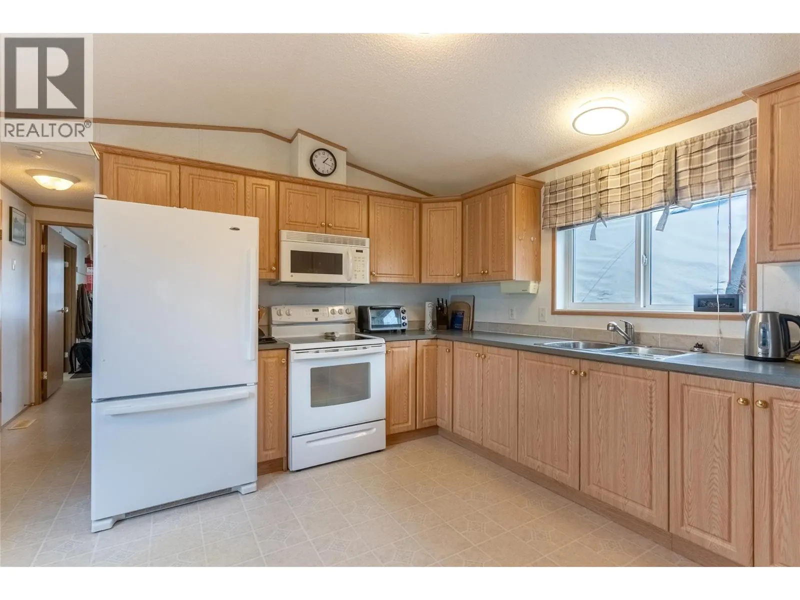 11 Topaz Crescent
