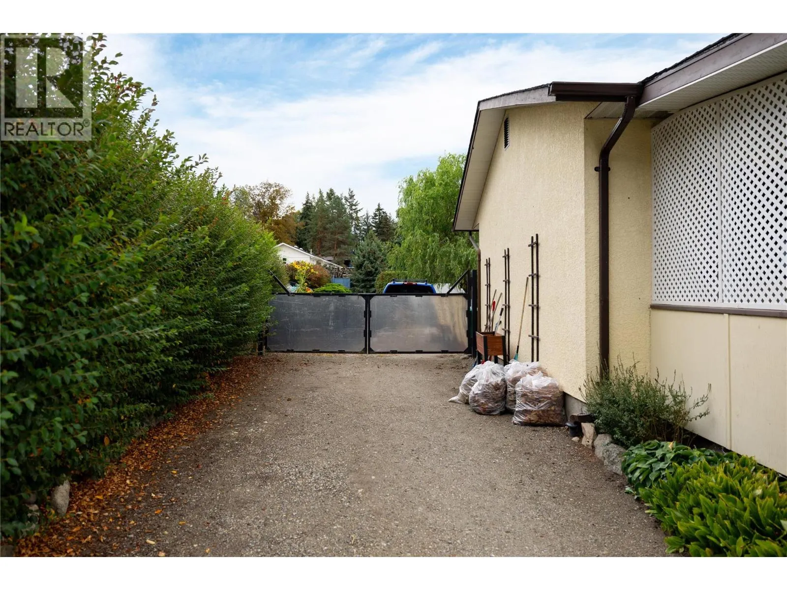 537 Robin Road