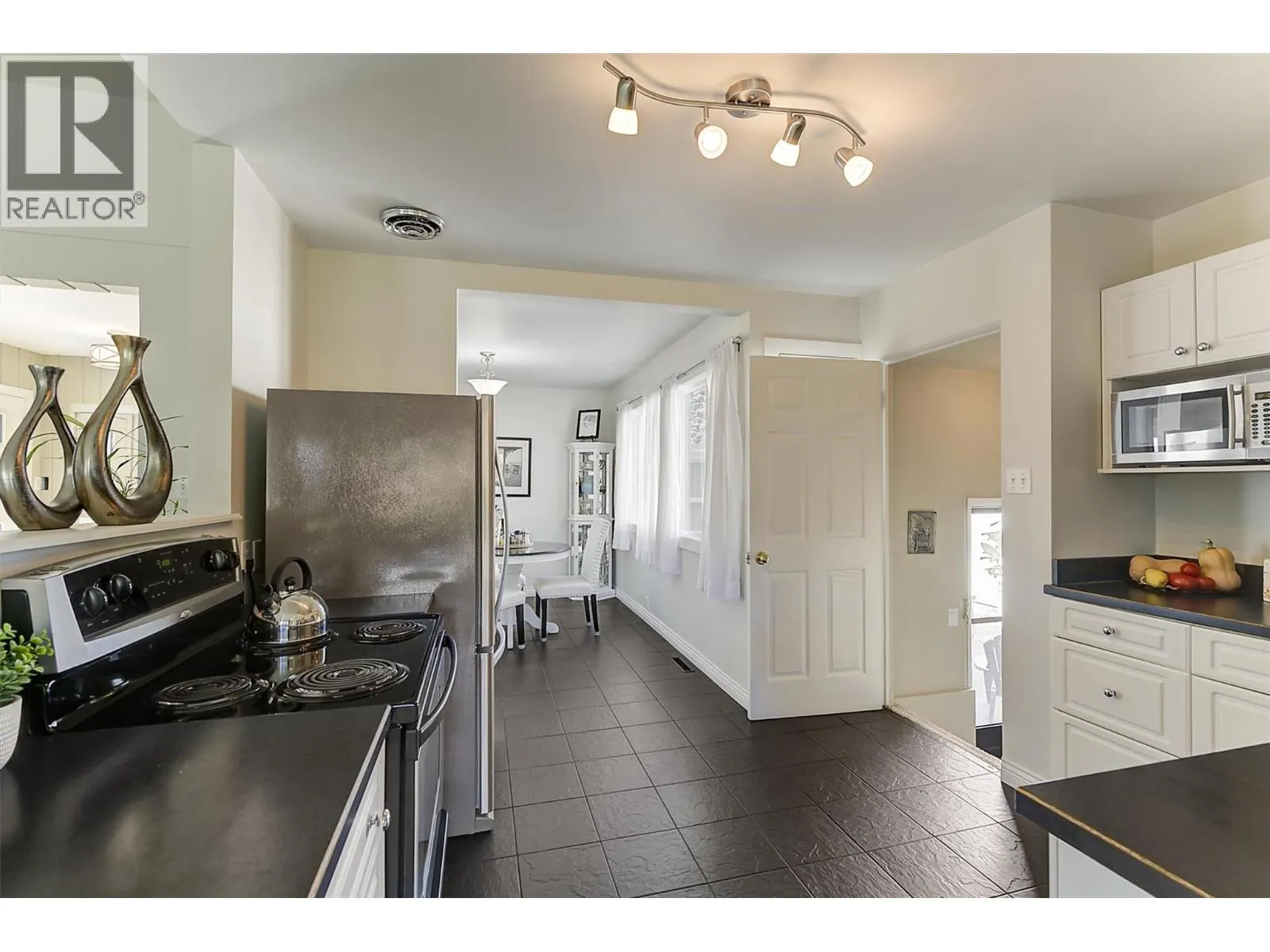 1296 Kelglen Crescent