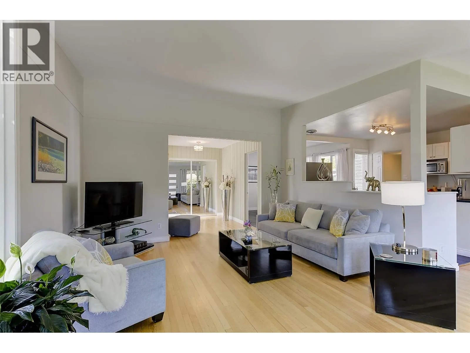 1296 Kelglen Crescent
